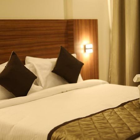 Kyriad Hotel Solapur By Othpl Buitenkant foto