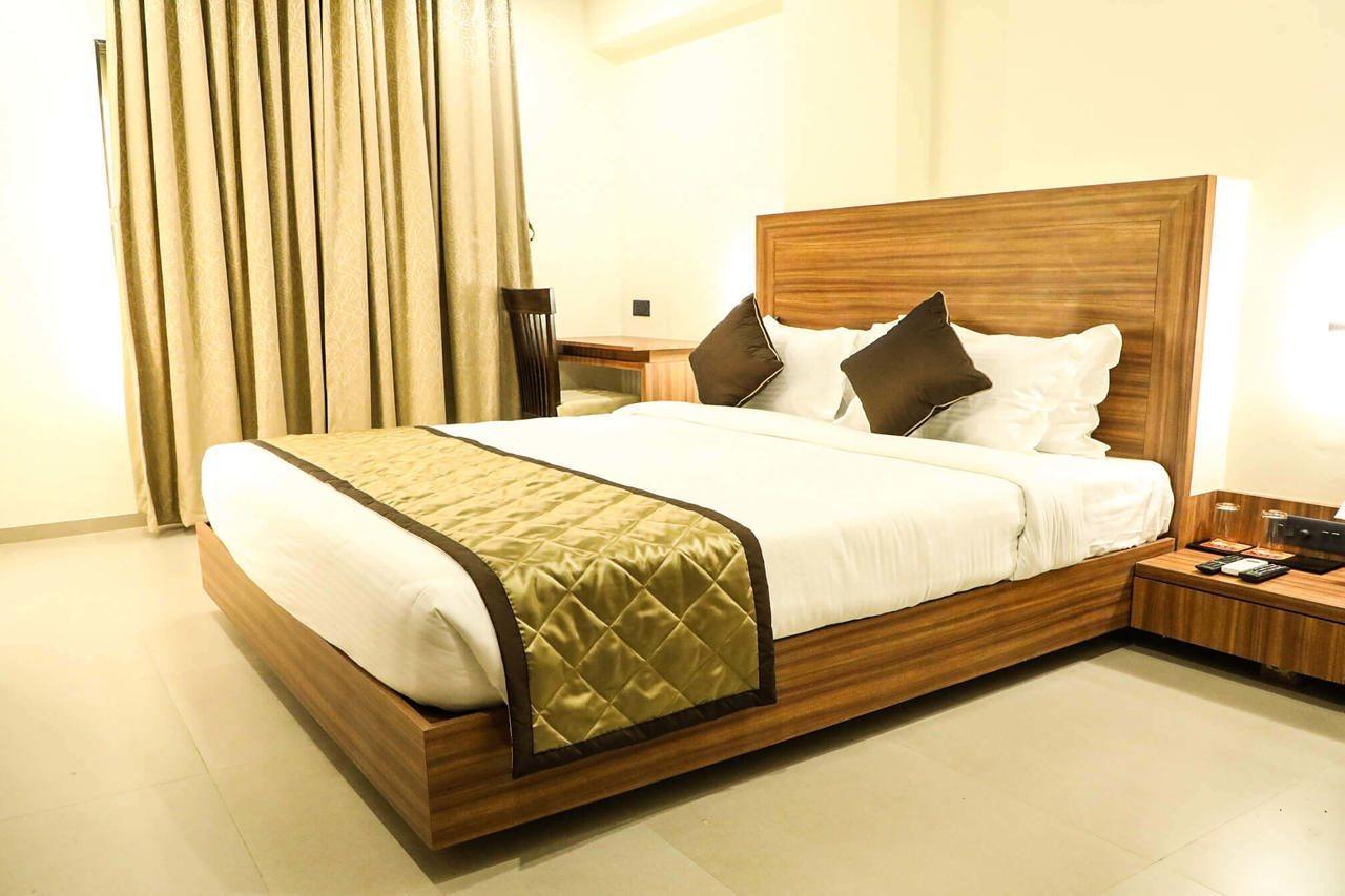 Kyriad Hotel Solapur By Othpl Buitenkant foto