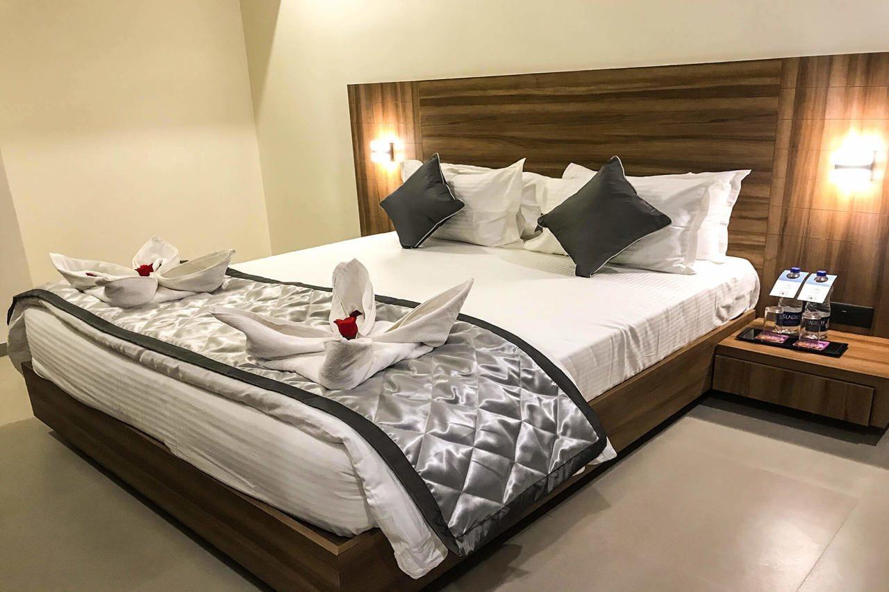 Kyriad Hotel Solapur By Othpl Buitenkant foto