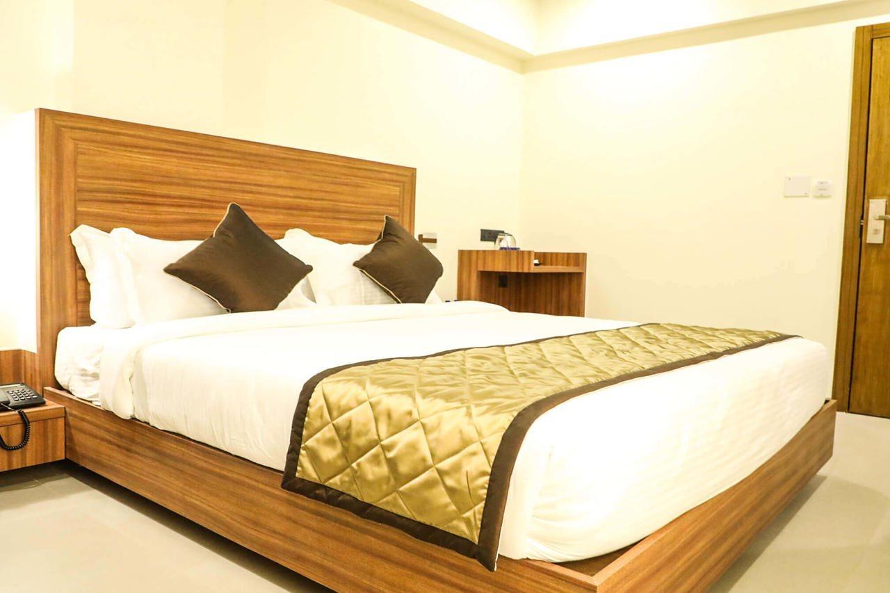 Kyriad Hotel Solapur By Othpl Buitenkant foto