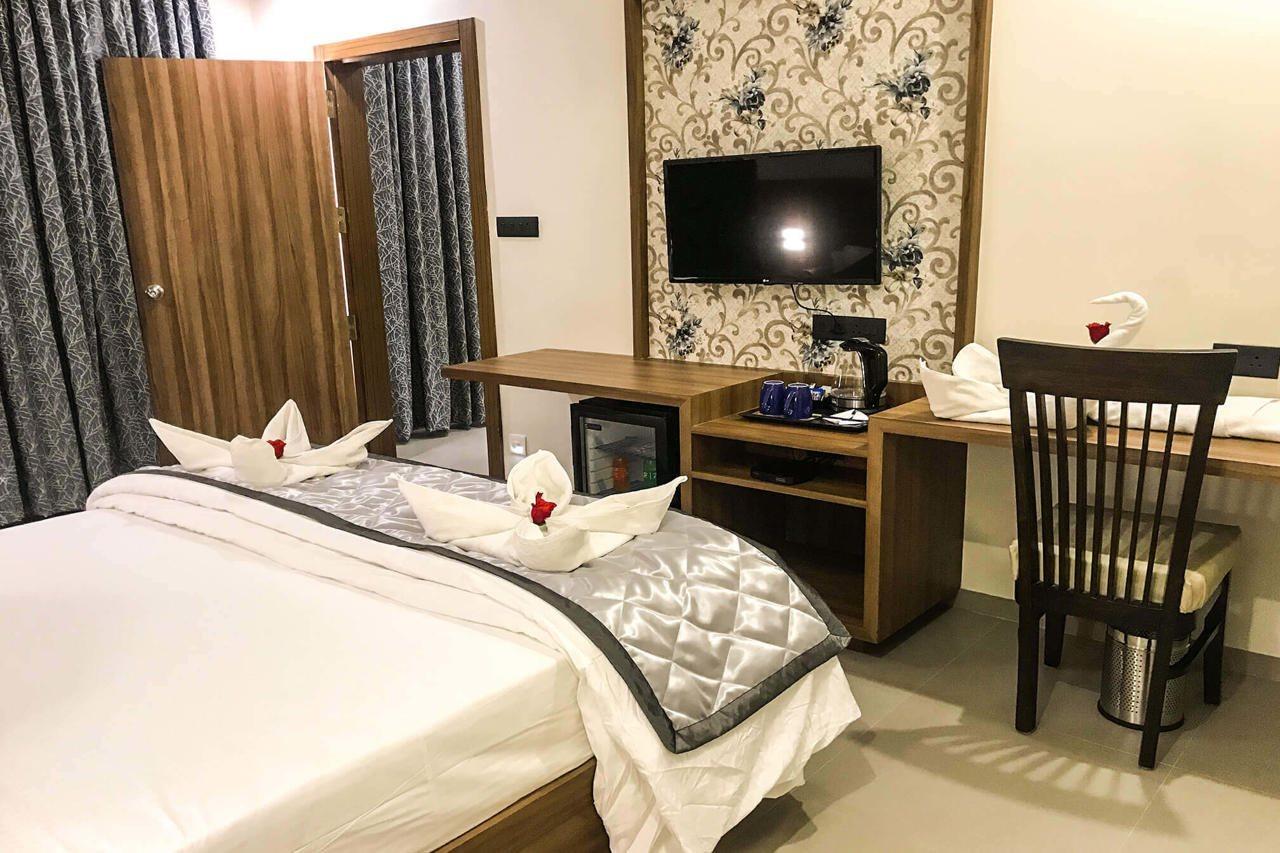 Kyriad Hotel Solapur By Othpl Buitenkant foto
