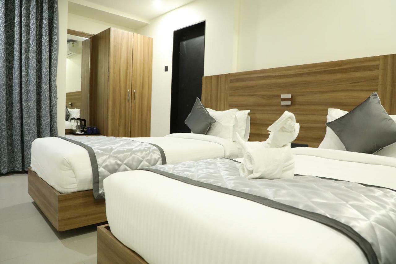Kyriad Hotel Solapur By Othpl Buitenkant foto