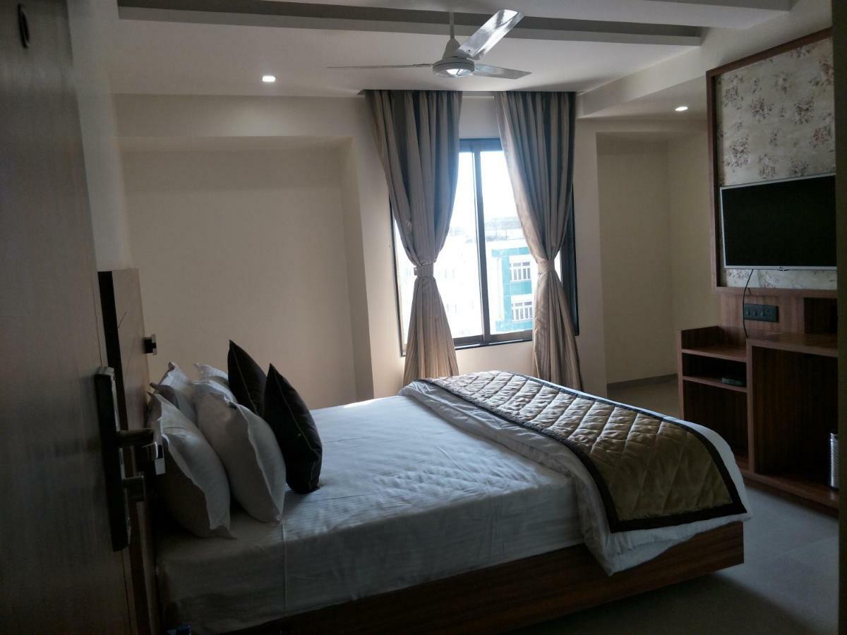 Kyriad Hotel Solapur By Othpl Buitenkant foto