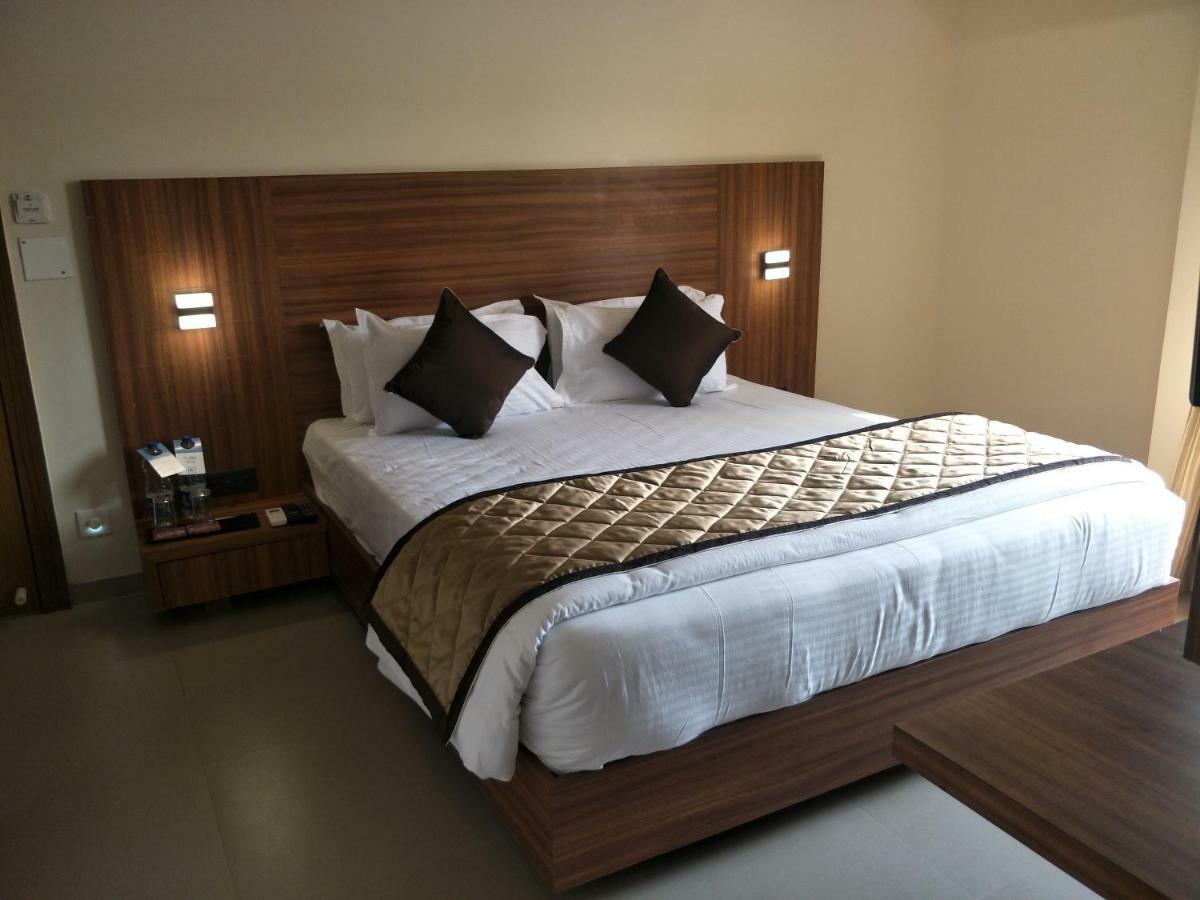 Kyriad Hotel Solapur By Othpl Buitenkant foto
