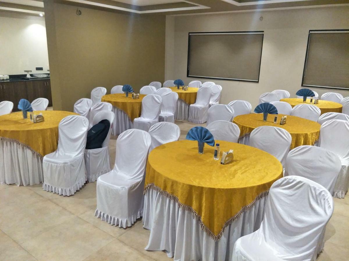 Kyriad Hotel Solapur By Othpl Buitenkant foto