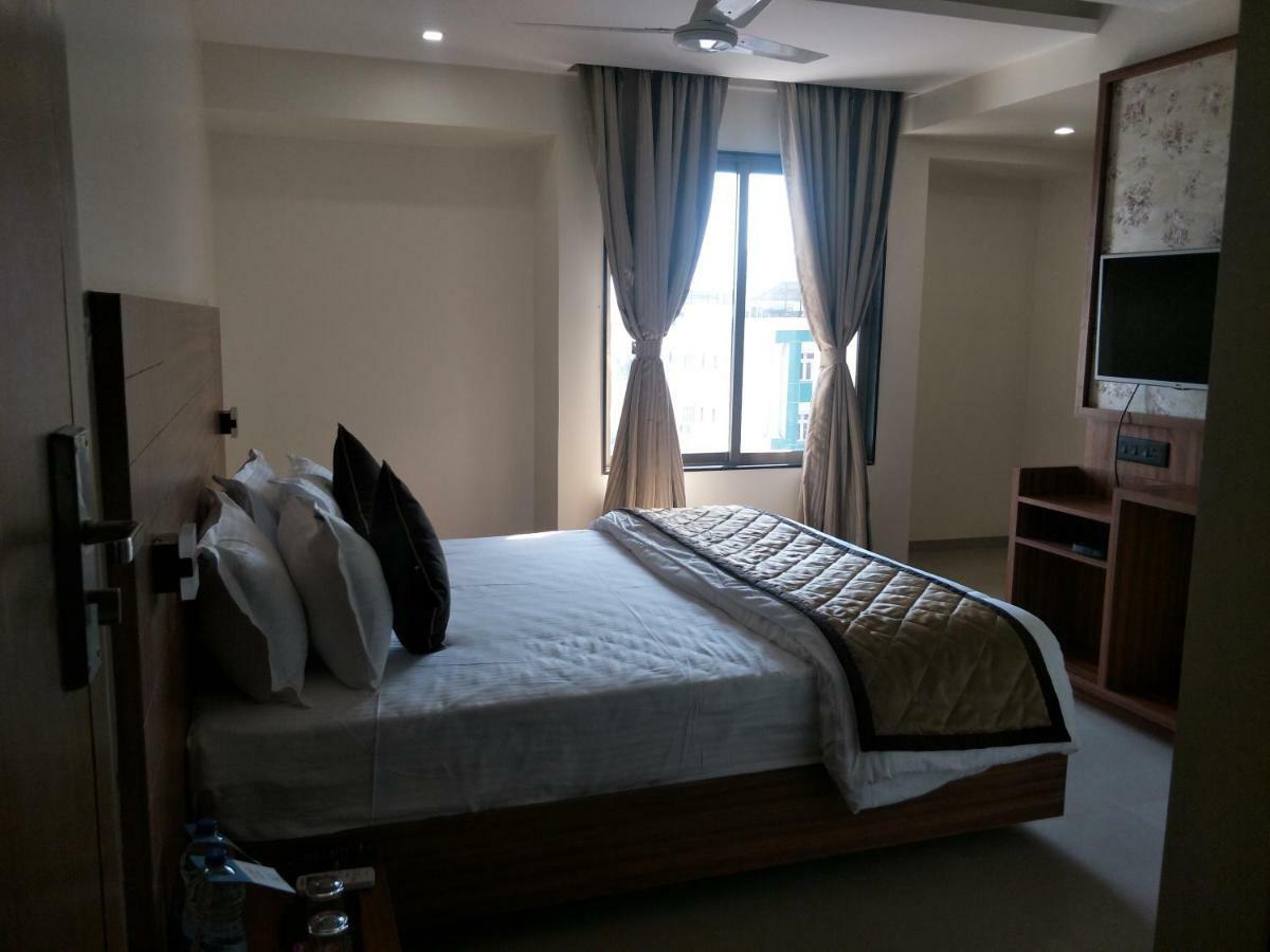 Kyriad Hotel Solapur By Othpl Buitenkant foto