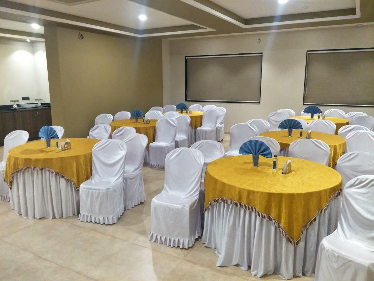 Kyriad Hotel Solapur By Othpl Buitenkant foto