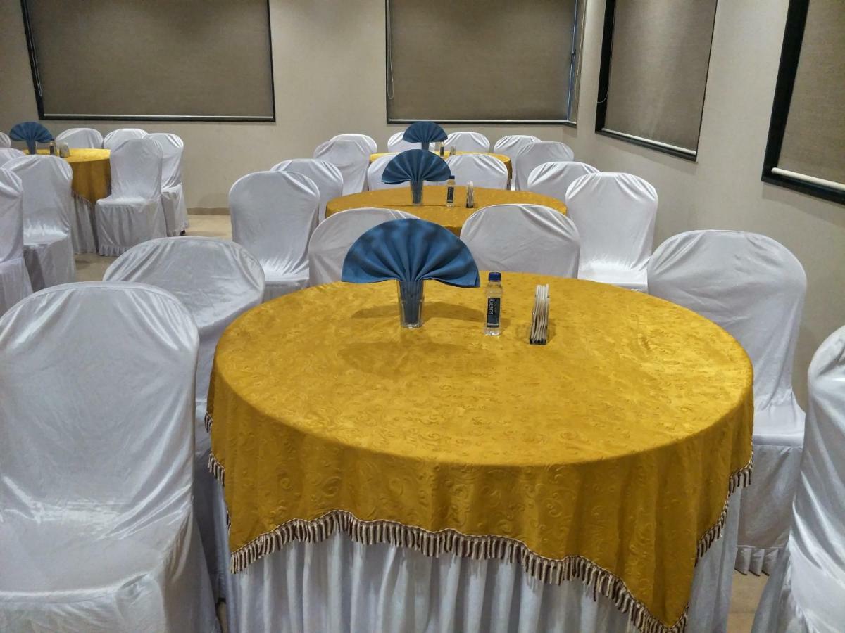 Kyriad Hotel Solapur By Othpl Buitenkant foto