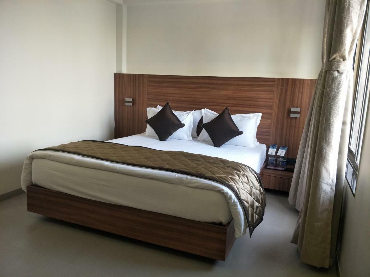 Kyriad Hotel Solapur By Othpl Buitenkant foto