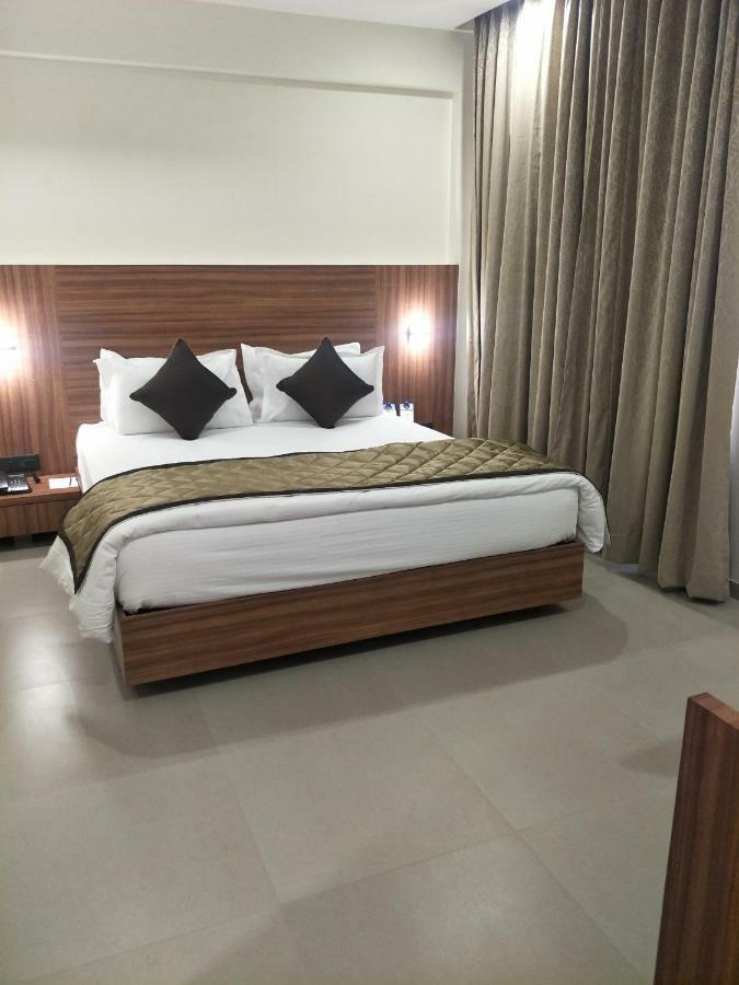 Kyriad Hotel Solapur By Othpl Buitenkant foto