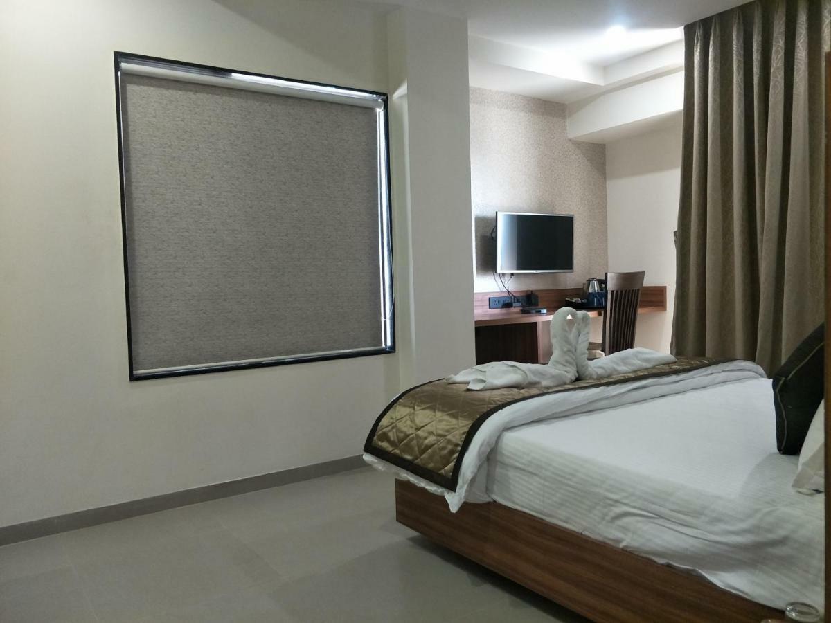 Kyriad Hotel Solapur By Othpl Buitenkant foto