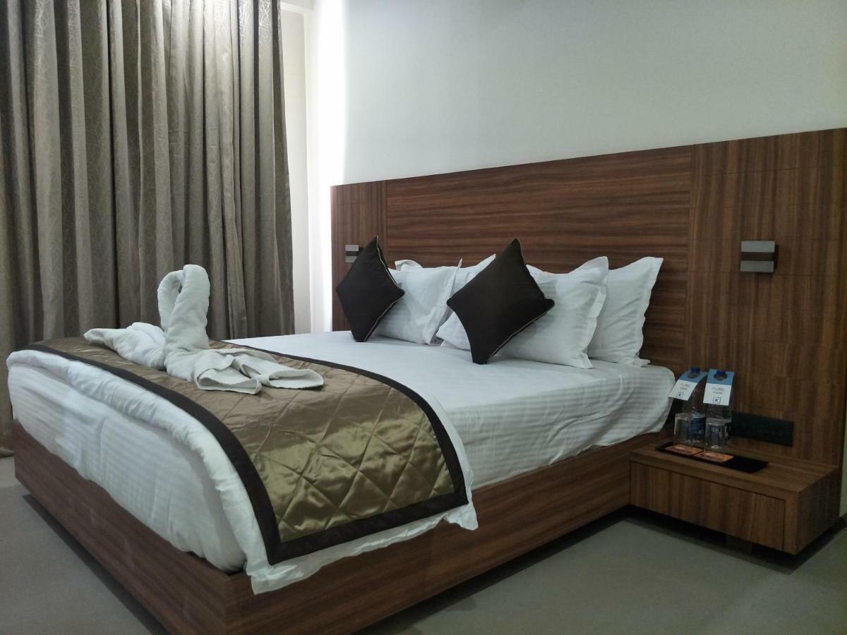 Kyriad Hotel Solapur By Othpl Buitenkant foto