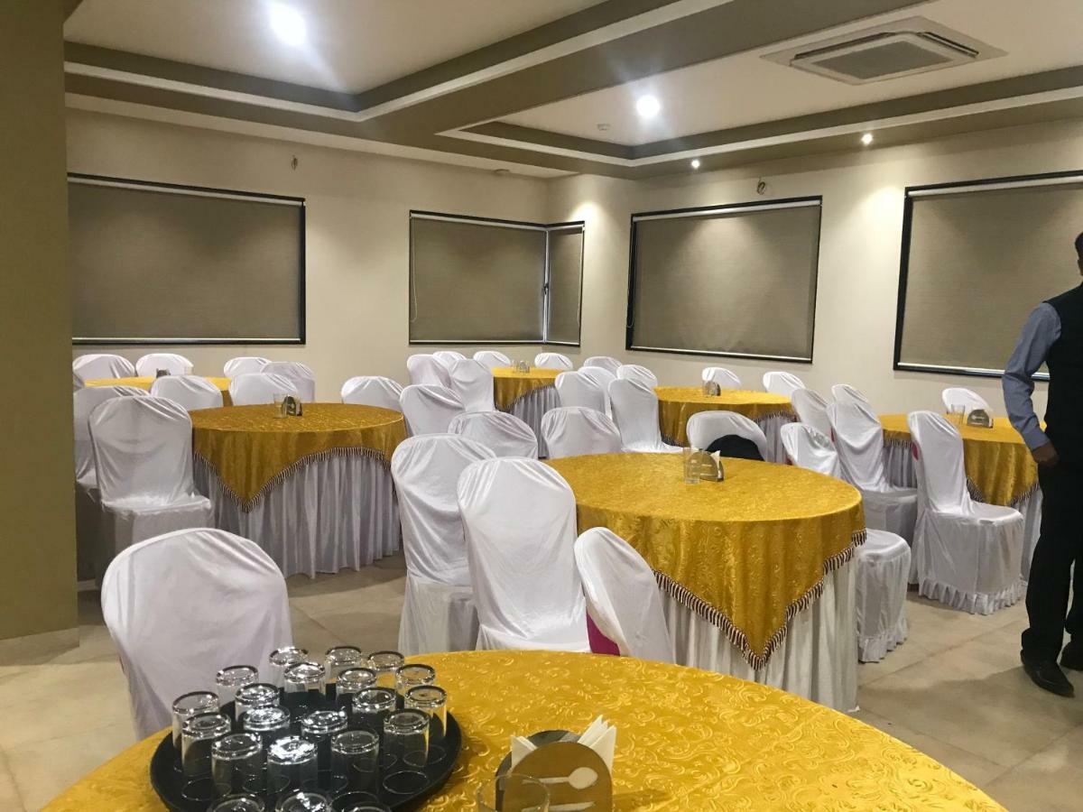 Kyriad Hotel Solapur By Othpl Buitenkant foto