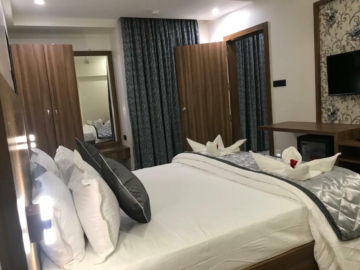 Kyriad Hotel Solapur By Othpl Buitenkant foto