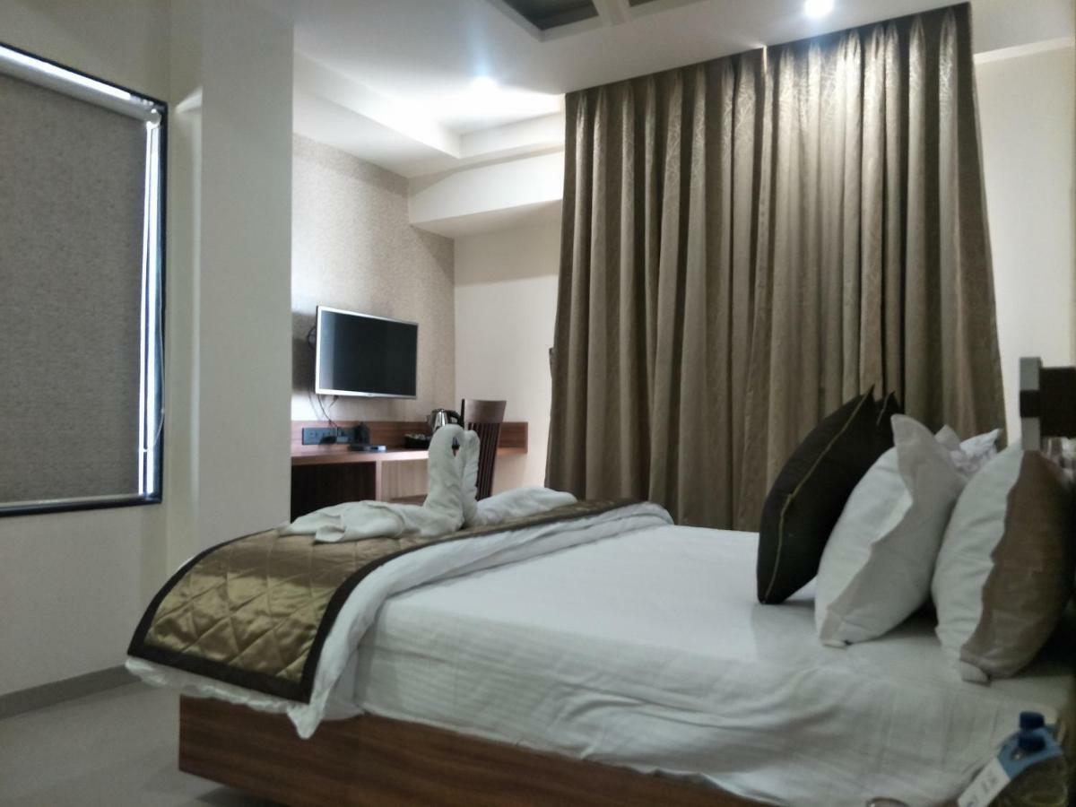 Kyriad Hotel Solapur By Othpl Buitenkant foto