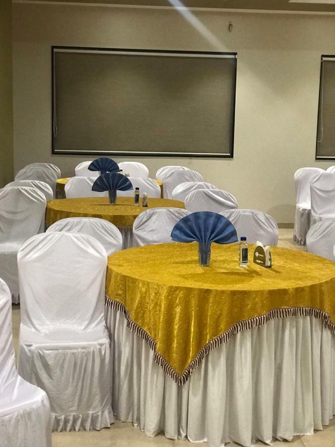 Kyriad Hotel Solapur By Othpl Buitenkant foto