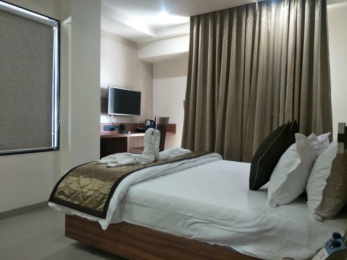Kyriad Hotel Solapur By Othpl Buitenkant foto