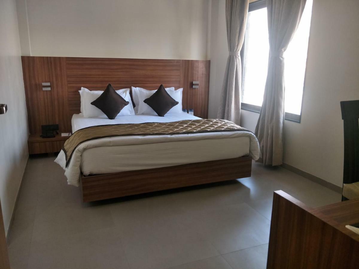 Kyriad Hotel Solapur By Othpl Buitenkant foto