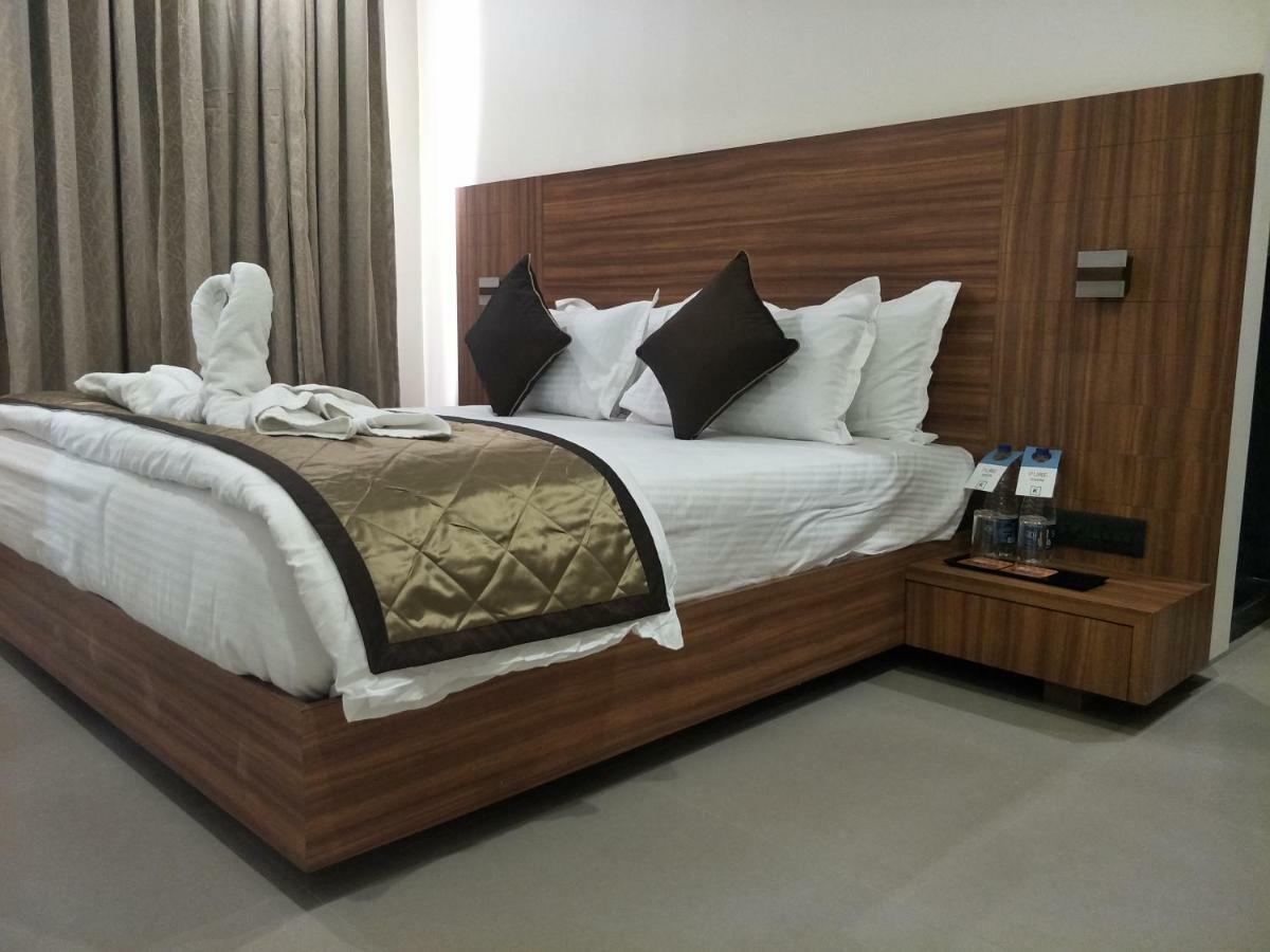 Kyriad Hotel Solapur By Othpl Buitenkant foto