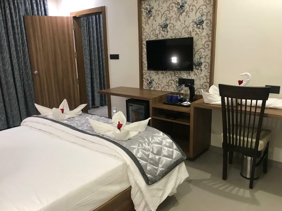 Kyriad Hotel Solapur By Othpl Buitenkant foto
