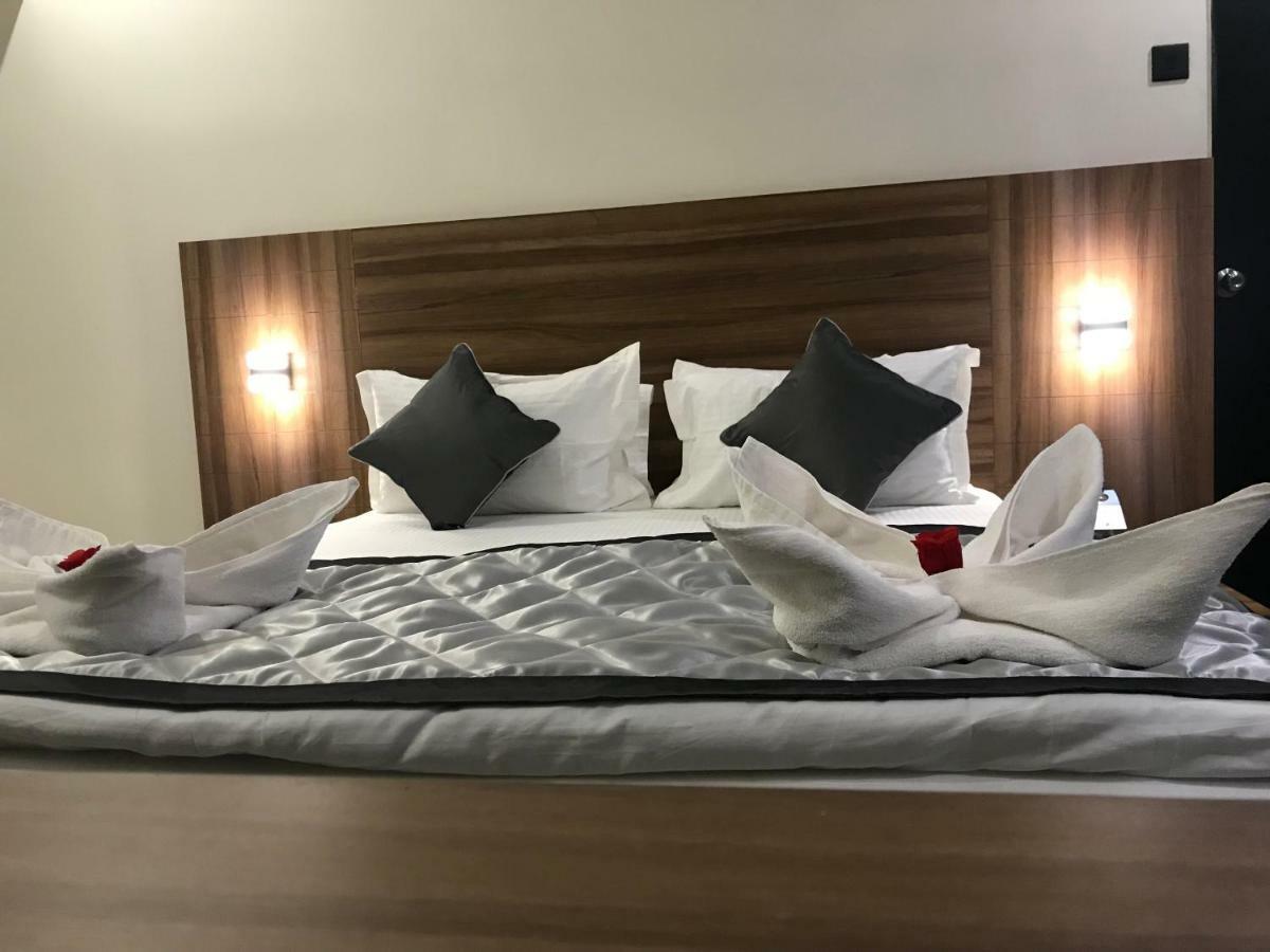 Kyriad Hotel Solapur By Othpl Buitenkant foto