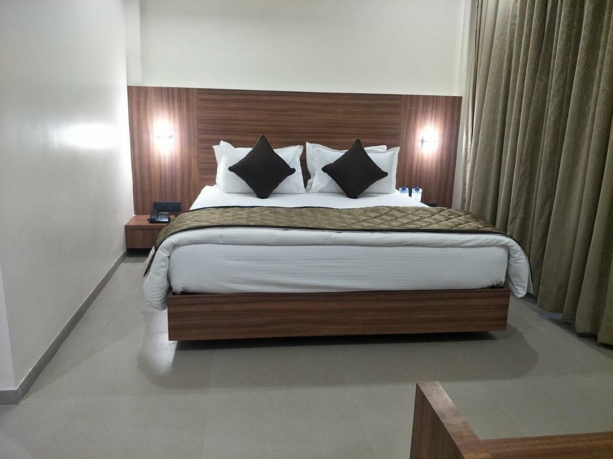 Kyriad Hotel Solapur By Othpl Buitenkant foto
