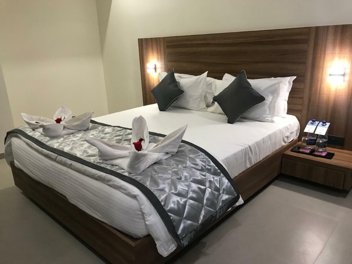 Kyriad Hotel Solapur By Othpl Buitenkant foto